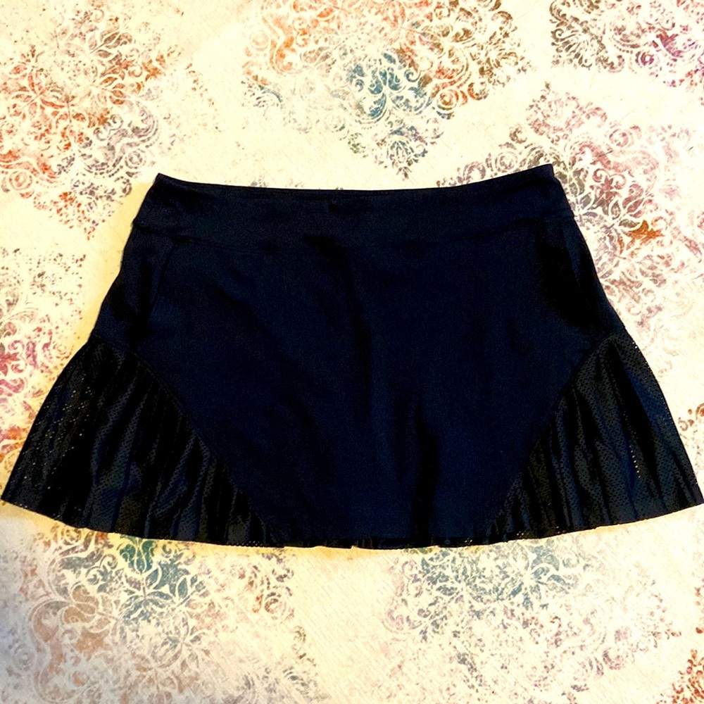 Under Armour womens golf skort. Size XL. Pleated and lotsa fun to twirl in!